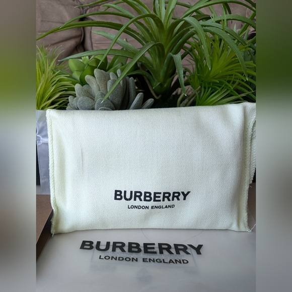 COPY - Brand New Burberry Money Clip Card Case - Picture 9 of 10
